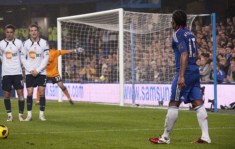 File:Florent Malouda free kick - Chelsea vs Bolton Wanderers.jpg