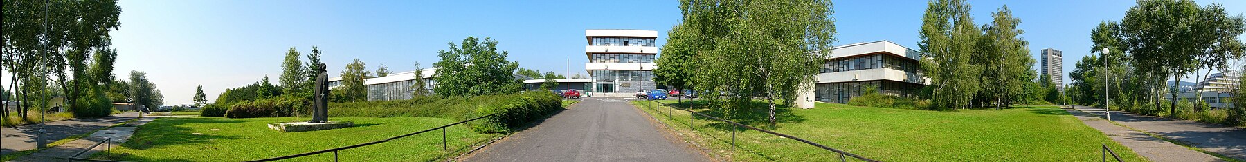 Pavilon matematiky a informatiky, panorama z křižovatky před vchodem (2008)