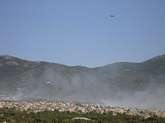 Άποψη της φωτιάς στην περιοχή Παπάγου και στον Υμηττό στις 25-8-07. Διακρίνονται το Ρωσικό αεροσκάφος Beriev Be-200 και το Canadair CL-215 της Ελληνικής Πολεμικής Αεροπορίας.