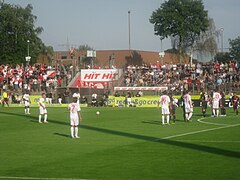 Fortuna Köln vs. Bayer Leverkusen Freistoß Fortuna 2.JPG