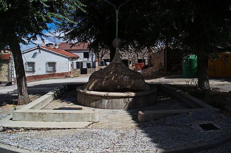 File:Fountain in Almadrones 01.jpg