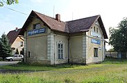 Čeština: Železniční nákladiště a zastávka na trati číslo 039 spojující Frýdlant s Jindřichovicemi pod Smrkem.