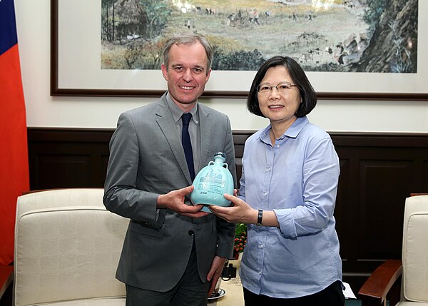 François de Rugy as Vice President of the National Assembly with Tsai Ing-wen, President of the Republic of China, in 2016