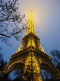 Torre Eiffel, de noche, a las 22 hs comienza a destellar