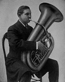 Tubist der New Yorker Philharmoniker (1917)