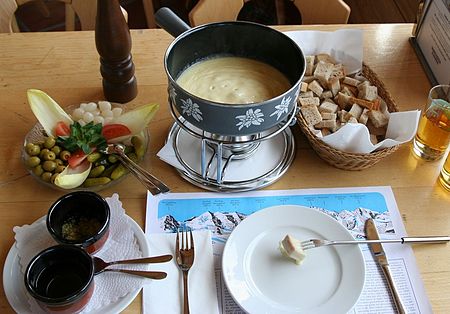 Fail:Full_cheese_fondue_set_-_in_Switzerland.JPG