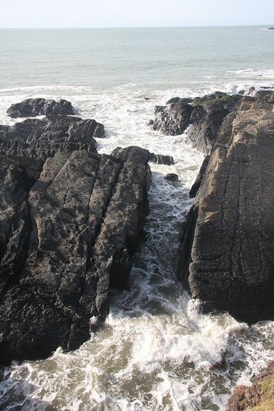 File:Gap in the rocks - geograph.org.uk - 743156.jpg