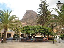 La place centrale de Vallehermoso et le Roque del Cano