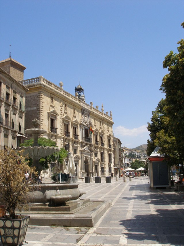 File:Granada_plaza_nueva_chancilleria.jpg