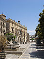 Plaza Nueva, vista hacia el noreste, con la Real Chancillería de Granada a la izquierda.