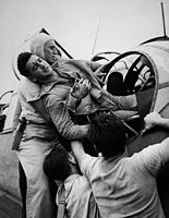 Členové posádky USS Saratoga vytahují zraněného pilota ze zadní věže letounu Grumman TBF Avenger, foto: Wayne Miller.