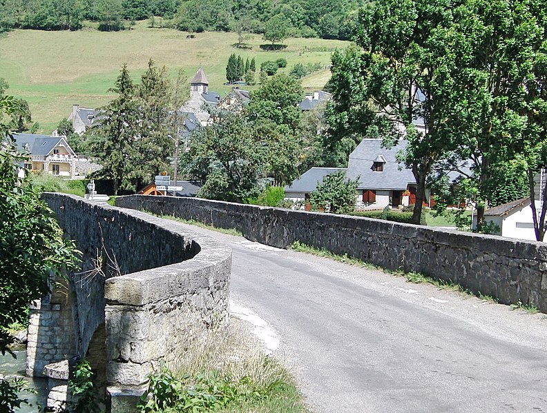 File:Guchen, le Pont de Grézian.jpg