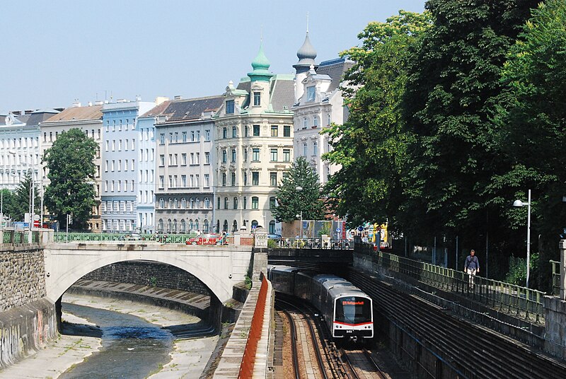 File:GuentherZ 2013-06-18 0294 Wien05 ReinprechtsdorferStrasse Eindeckung Reinprechtsdorferbruecke+ReinprechtsdorferBruecke.JPG