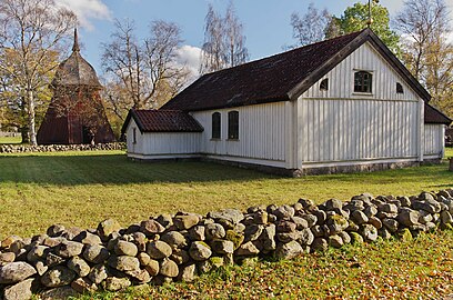 Härjevads gamla kyrka vid Västergötlands museum i Skara. Klockstapeln utanför kyrkan är från Kärråkra kyrka utanför Ulricehamn
