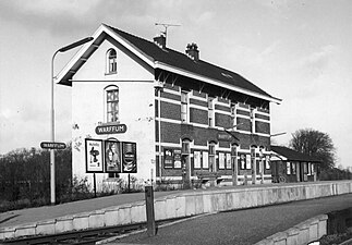 Het stationsgebouw van Warffum in 1970. Een jaar later werd het afgebroken.