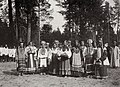 Hahn, K.E. - Frauen in den Volkstrachten des Volgagebietes warten auf die Ankunft des Zaren. Serafim-Sorovski (Zeno Fotografie).jpg