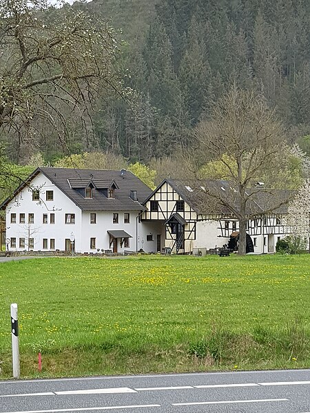 File:Hahnensteiner Mühle Neu- und Altbau, Dümpelfeld.jpg