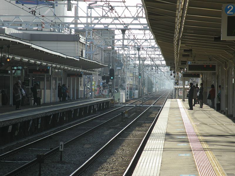 File:Hankyu Tsukaguchi Station platform - panoramio (22).jpg