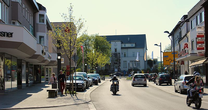 File:Hauptstraße in Trossingen.JPG