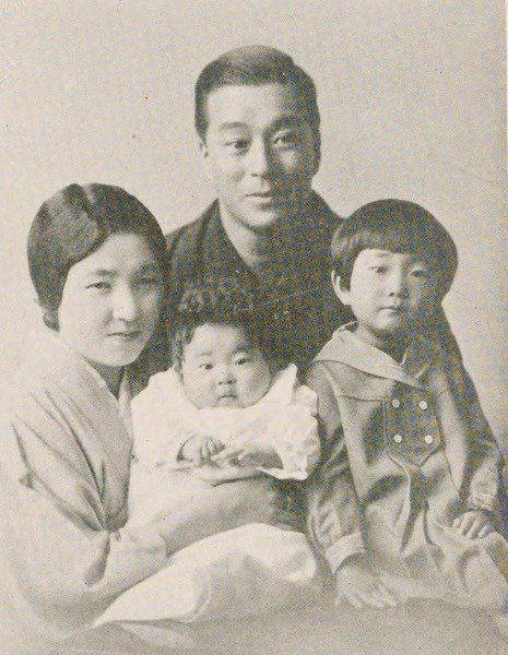 File:Hayakawa Tanezo and his family.jpg