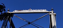 Fotografia napisu z nazwiskami wytwórców mostu, umieszczonego na szczycie jednego z jego wejść.  Brzmi: „CLARKE, REEVES & Co. PHOENIXVILLE BRIDGE WORKS. Pa”.