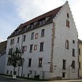 Ehemaliges Hospital (mit Kapelle), heute Wohnhaus (ehemaliges Heilig-Geist-Hospital: Hospital der ehemaligen Heiliggrabpropstei Droyßig, einer Niederlassung der Chorherren vom Heiligen Grab)