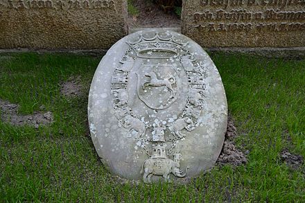 The Blome [da; de] family coat of arms with the Order's collar on gravestone in Heiligenstedten.