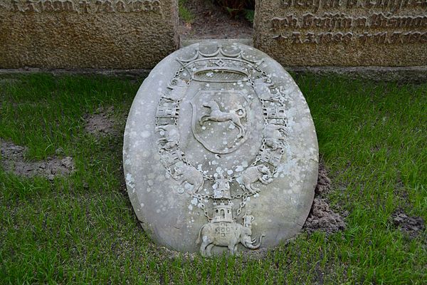 The Blome [da; de] family coat of arms with the Order's collar on gravestone in Heiligenstedten.