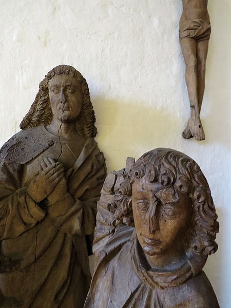 File:Helgenfigurer (Domkirkemuséet).JPG