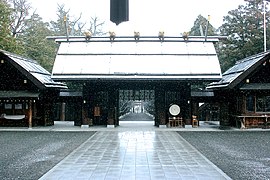 Ворота в храмовый комплекс Хоккайдо Дзиндгу (зимой)