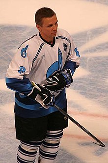 Igor Larionov steht auf dem Eis. Er trägt ein blau-weißes Trikot.