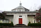 Bygget ble tegnet av Torgeir Alvsaker og stod ferdig i 1934. I 1954 ble de to nisjene ved inngangspartiet bygget. Foto: 2009