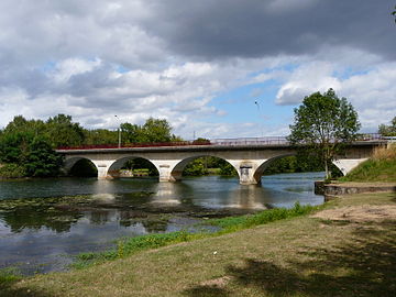 Le pont de Saint-Léon-sur-l'Isle.