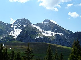 Пуэнт-Бланш (слева) и пик Жалувра (справа), вид со скал Лешо на северо-запад.