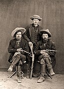 Джон Кинни (в центре) и два члена его банды, около 1880
