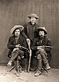 Джон Кинни (в центре) и два члена его банды, ок. 1880
