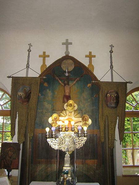 File:Küünlajalg ja altar Kihnu kirikus.jpg