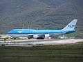 KLM landing at SXM, St Maarten, Oct 2014 (15593983439).jpg