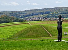 Rekonstruierte Grabhügel mit rekonstruierter Statue des Keltenfürsten