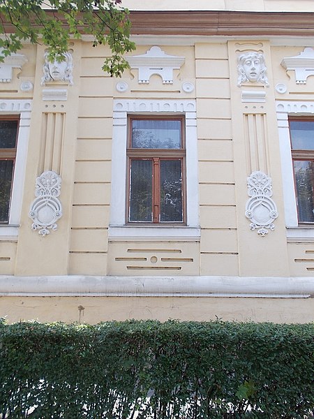 File:Kossuth Straße 6, Fenster, 2021 Sátoraljaújhely.jpg