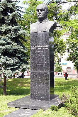 Nyikolaj Krapivjanszkij emlékműve Csernigovban, 2015-ben leszerelték.