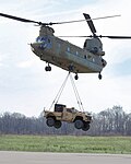 CH-47により空輸されるL-ATV。