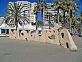 Letrero en la playa de La Malagueta, obra de Machú Harras, 2023-02-27.