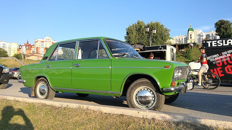 File:Lada sur riverkajo en Tjumeno.jpg