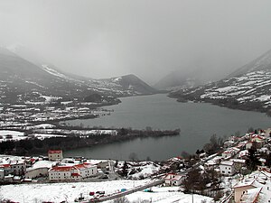 Lago di Barrea (winter).JPG