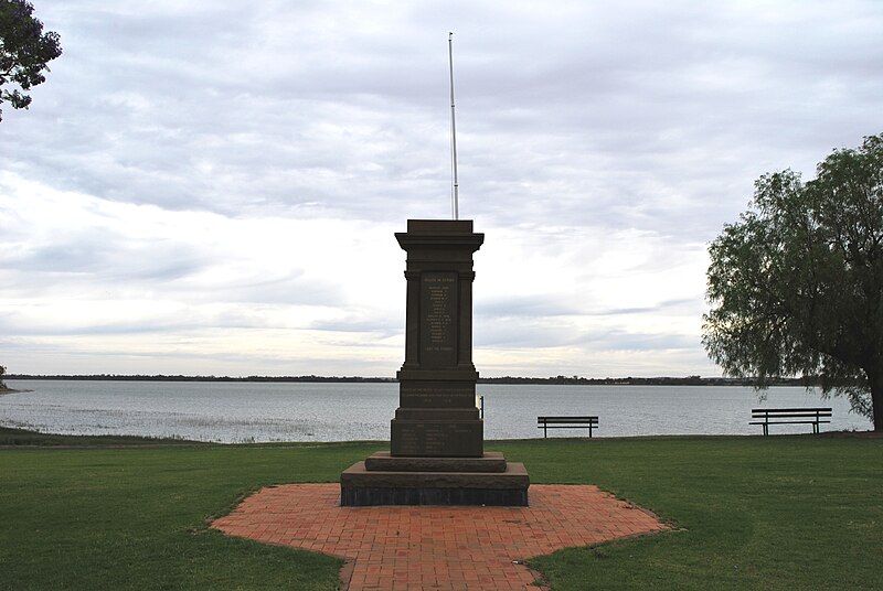 File:LakeCargelligoWarMemorial.JPG