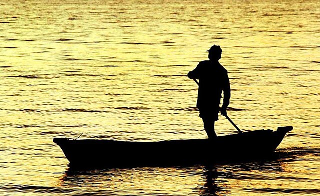 Pêcheur sur le lac Malawi, au soleil couchant.