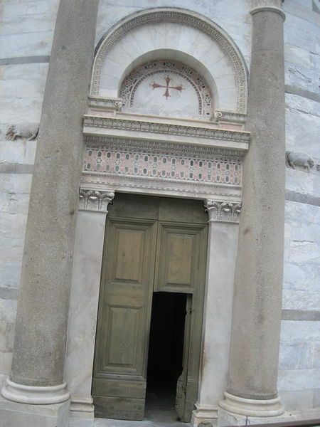 Ficheiro:Leaning tower door.JPG