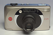 English: A Leica Z2X compact camera, front view, maximum zoom