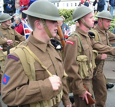 Brittiska armén införde 1938 en ny fältuniform, battle-dress, vilken istället för vapenrock hade en kort jacka.(Modernt historiskt återskapande.)